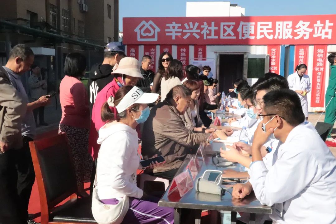 情暖金秋 爱在重阳 | 鸿港医院多学科健康义诊服务送到辛兴社区居民的心坎上